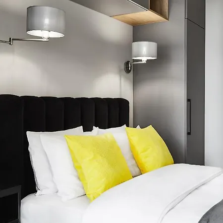 Househost :miodowa 42/4a *