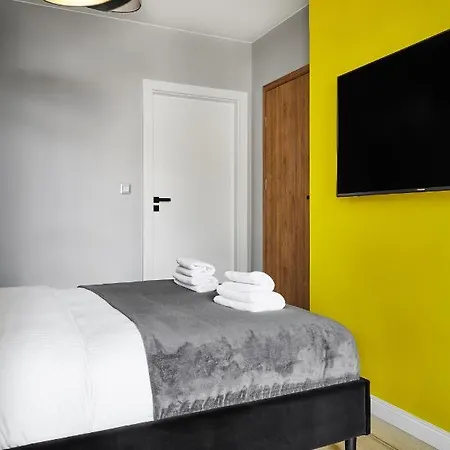 Househost :miodowa 42/4a Апартаменты