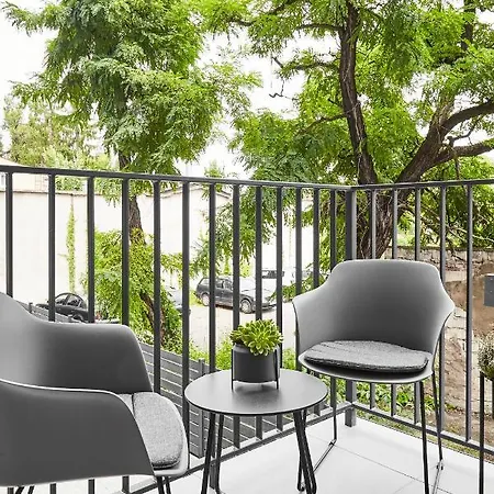 Househost :miodowa 42/4a Apartman